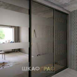 Встроенный Шкаф - купе в комнату с зеркалом и пескоструйным рисунком