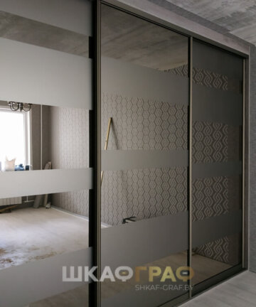 Встроенный Шкаф - купе в комнату с зеркалом и пескоструйным рисунком