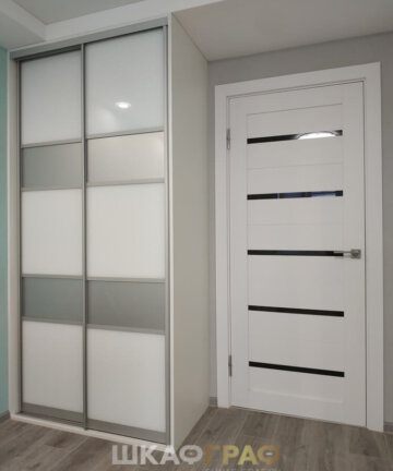 Встроенный Шкаф - купе в детскую со стеклом лакобель