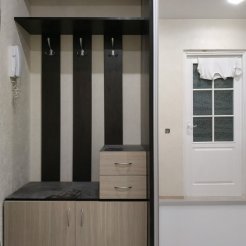 Встроенный шкаф-купе в коридор с зеркалом