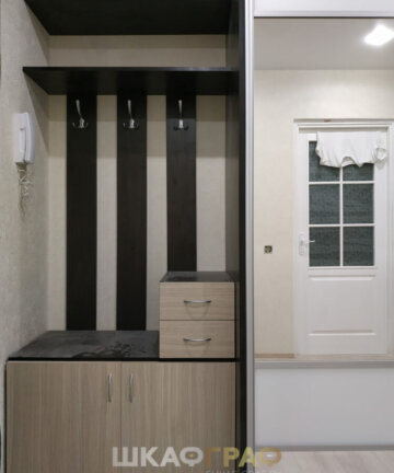 Встроенный шкаф-купе в коридор с зеркалом