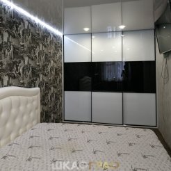 Встроенный Шкаф - купе в спальню с отделкой дверей стеклом лакобель