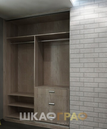 Шкаф купе с фактурой дерева и серебристым профилем №39 5