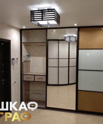 Трехдверный шкаф-купе с зеркалом в прихожую