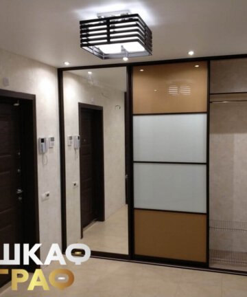 Трехстворчатый комбинированный шкаф-купе в прихожую