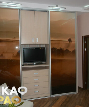 Трехдверный шкаф-купе с отделом для телевизора в спальню