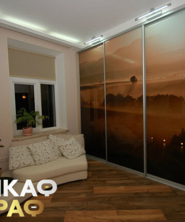 Трехдверный шкаф-купе с фотопечатью в спальню