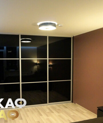 Встроенный трехстворчатый шкаф-купе черного цвета в спальню