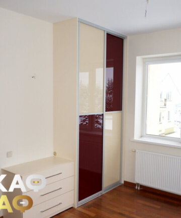 Узкий двухцветный шкаф-купе в комнату