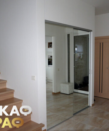 Встроенный зеркальный шкаф-купе в стиле минимализм в коридор