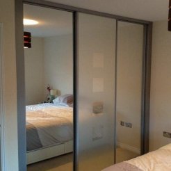 Встроенный зеркальный шкаф-купе в спальню