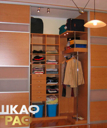 Небольшая прямоугольная гардеробная