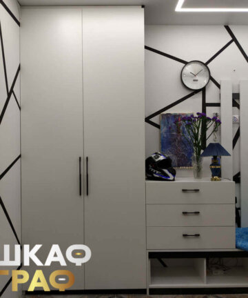 Распашной шкаф белого цвета