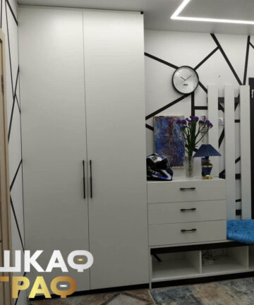 Белый распашной шкаф для прихожей
