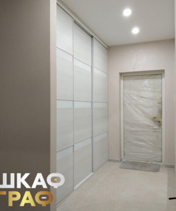 Встроенный трехстворчатый шкаф-купе в прихожую