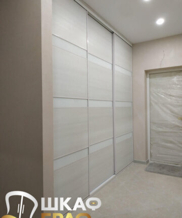 Встроенный трехдверный шкаф-купе в прихожую