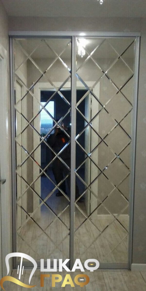 Узкий шкаф-купе с зеркальными дверями