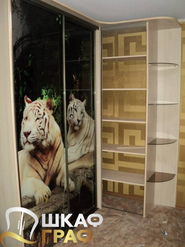 Угловой шкаф-купе с фотопечатью тигры и зеркалом
