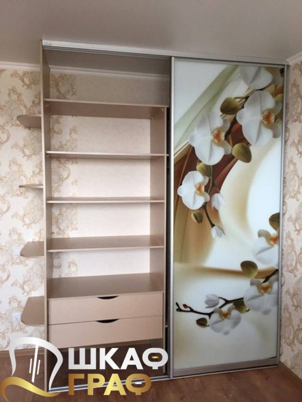 Шкаф-купе для спальни с цветочными мотивами
