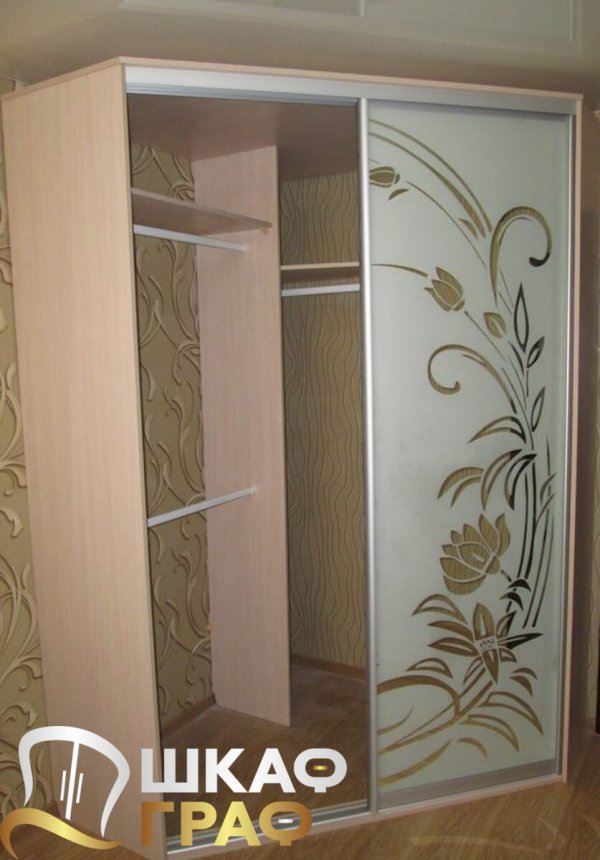 Шкаф-купе с пескоструйным рисунком на зеркале в спальню