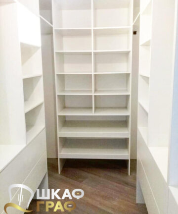 Гардеробная белоснежная с выдвижными ящиками Graf № 129