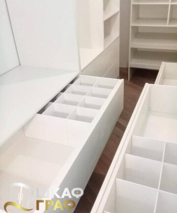 Гардеробная белоснежная с выдвижными ящиками Graf № 129