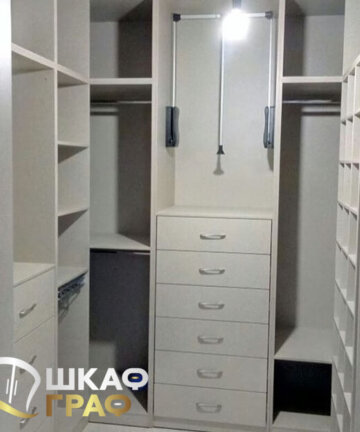 Гардеробная светлая с большим количество полок Graf № 133