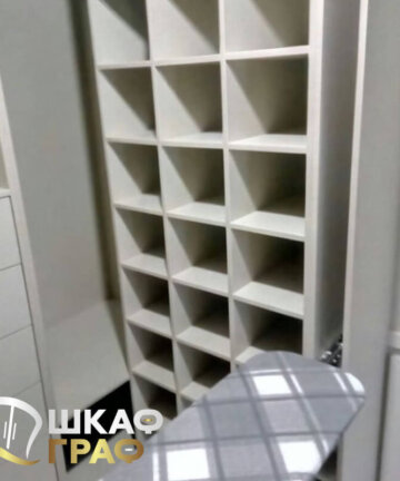 Гардеробная светлая с большим количество полок Graf № 133