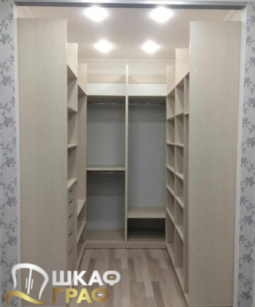 Гардеробная в светлых тонах с зеркалом Graf № 140