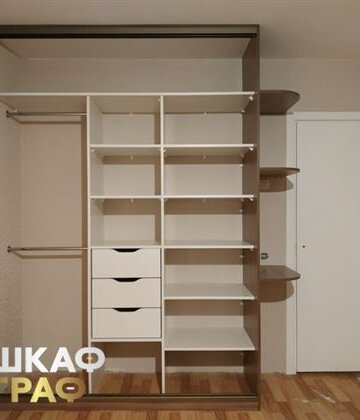 Шкаф-купе в спальню с глянцевыми дверями №276