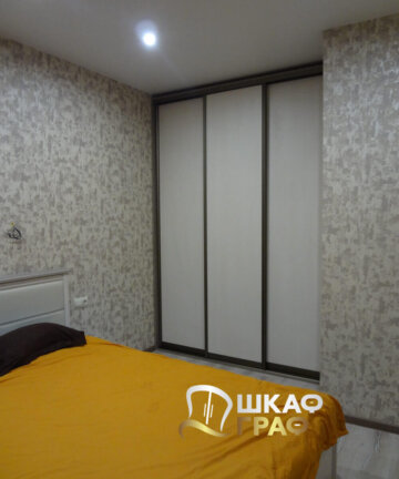 Шкаф-купе встроенный в спальню