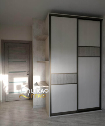 Узкий шкаф-купе в спальню № M-59