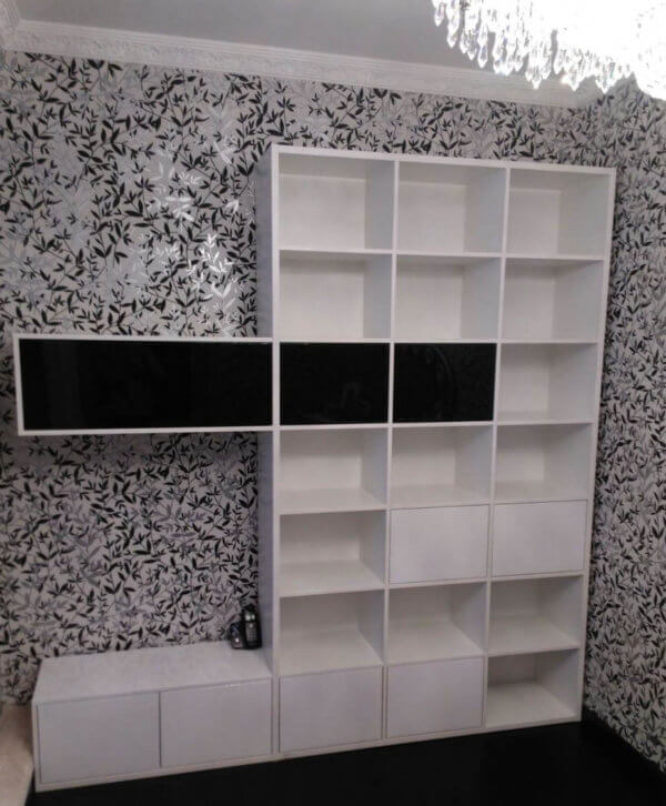 Мебель в гостиную: белая горка с полками с черными элементами №S10 1