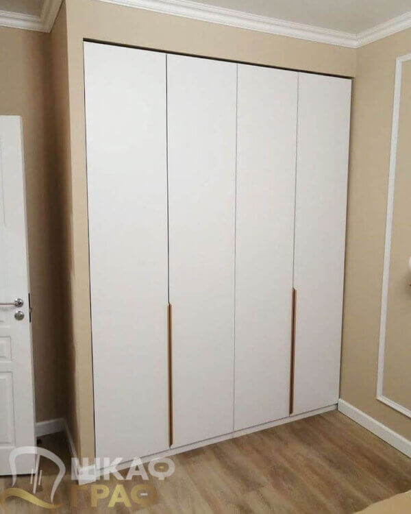 Встроенный распашной шкаф для спальни на заказ в Минске №P128 1