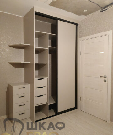 Шкаф-купе с открытым боковым стеллажом и выдвижными ящиками №M100 4