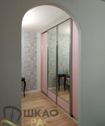Шкаф-купе с зеркальными фасадами и розовыми боковинами №M103 4