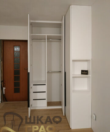 Распашной шкаф