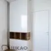 Встроенный распашной шкаф с открытыми полками и комодными ящиками