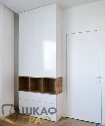 Встроенный распашной шкаф с открытыми полками и комодными ящиками